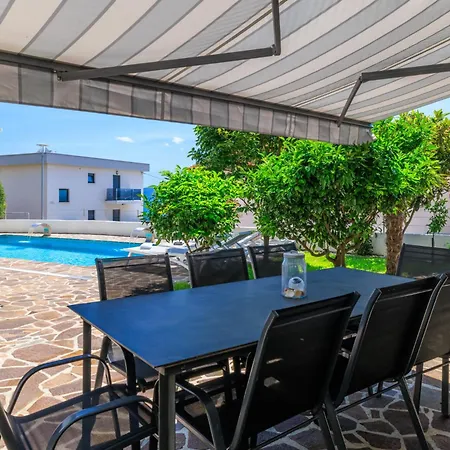 Jelka * ツリクヴェニツァ